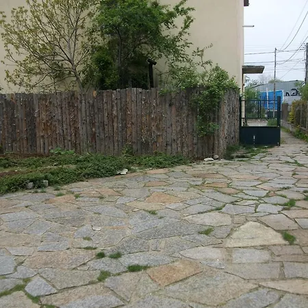Near Paradise Centre Апартаменти